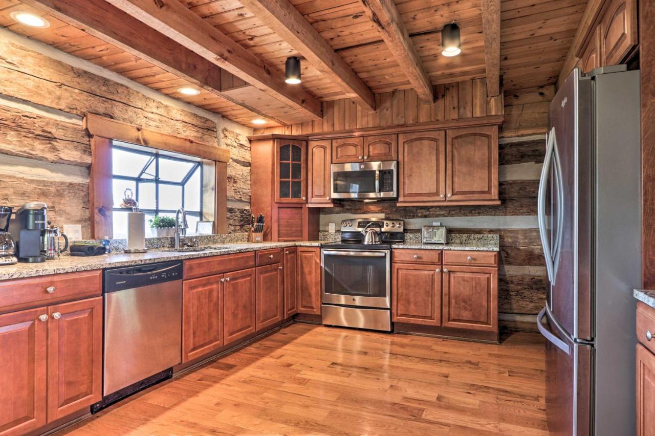 Upscale Gatlinburg Cabin Deck, Fire Pit And Hot Tub Exterior foto