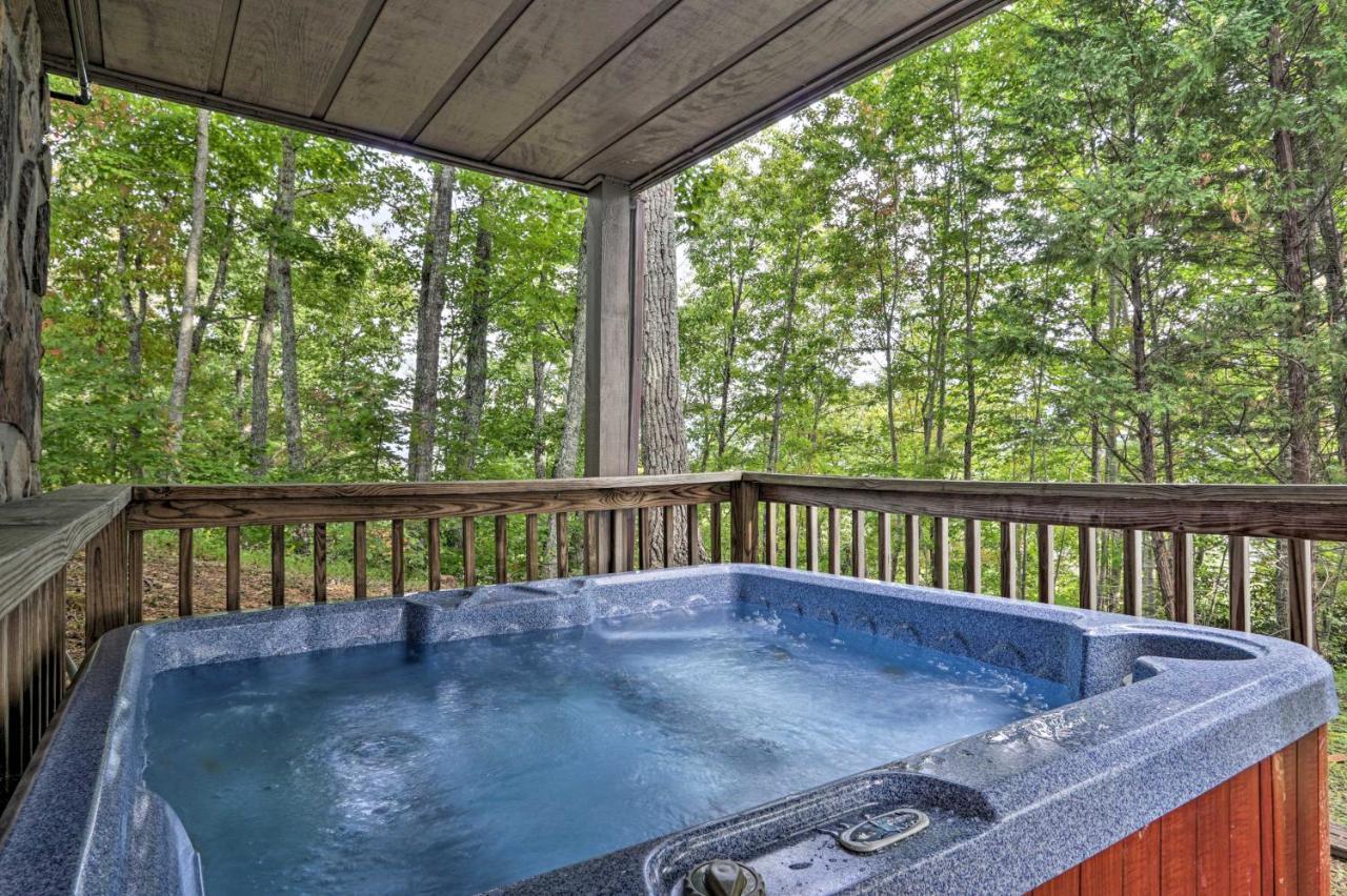 Upscale Gatlinburg Cabin Deck, Fire Pit And Hot Tub Exterior foto
